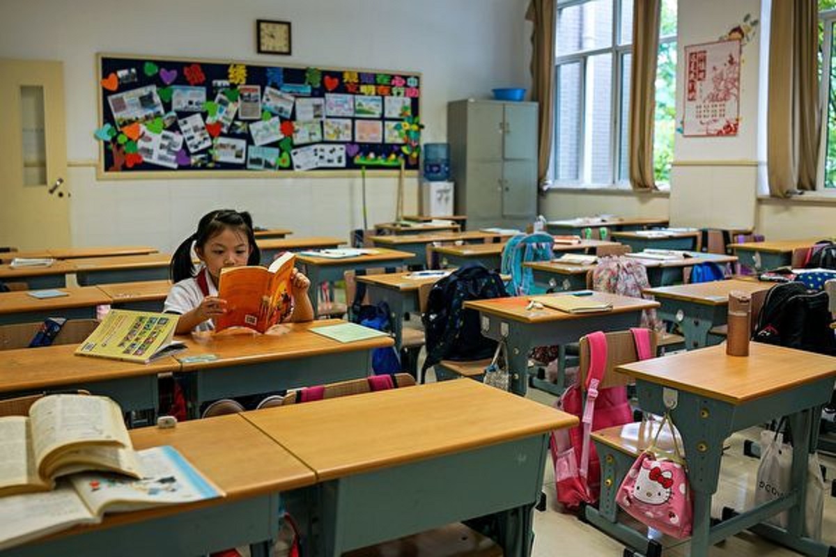 近期中共上海教育局公佈了一項中考新政策，令許多購買學區房的家長寢食難安，而學區房持續成為焦點話題。圖為上海某學校學生在教室讀書。 （CHANDAN KHANNA/AFP/Getty Images）