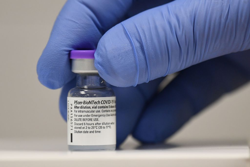 政府晚上公佈，有13人於7日接種疫苗後送院，其中3人需要留院觀察。（JUSTIN TALLIS／AFP／Getty Images)