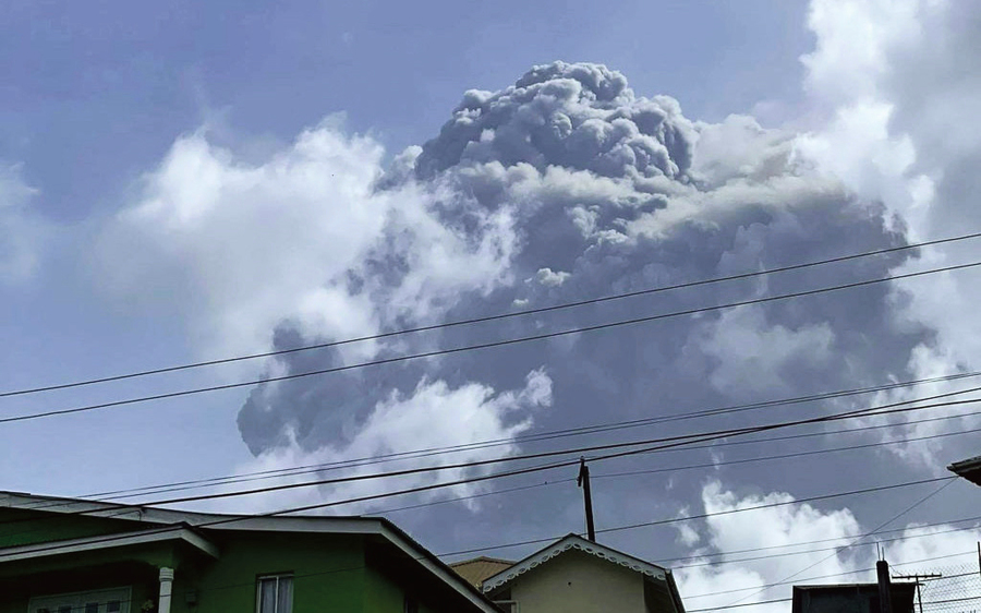 聖文森火山爆發成灰白世界 日本南方近海發生141次地震