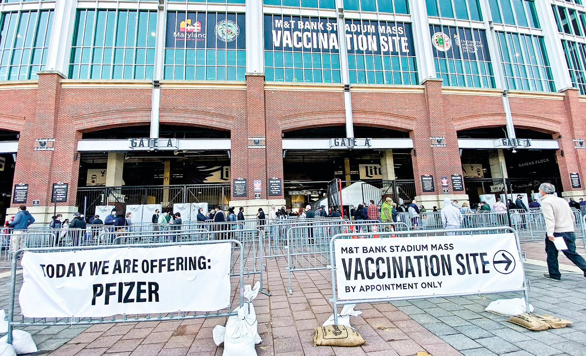 2021年3月20日，在巴爾的摩M＆T銀行體育場的COVID-19大型疫苗接種處，民眾在排隊。（Getty Images）