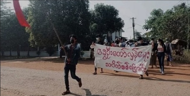 在緬甸的勃固（Bago）市民眾抗議政府軍遊行。（受訪者提供）