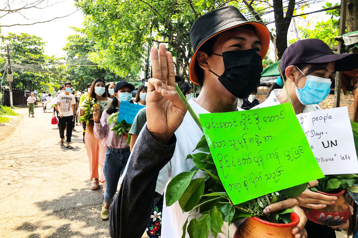 4月13日，緬甸民眾在首都仰光集會，反對軍事政變。(STR / AFP)