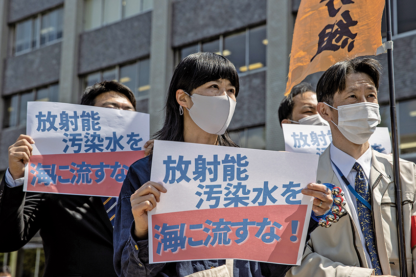 日本聚集在首相官邸外抗議，反對政府將輻射污染水的排放入海的決定。 （Takashi Aoyama/Getty Images）