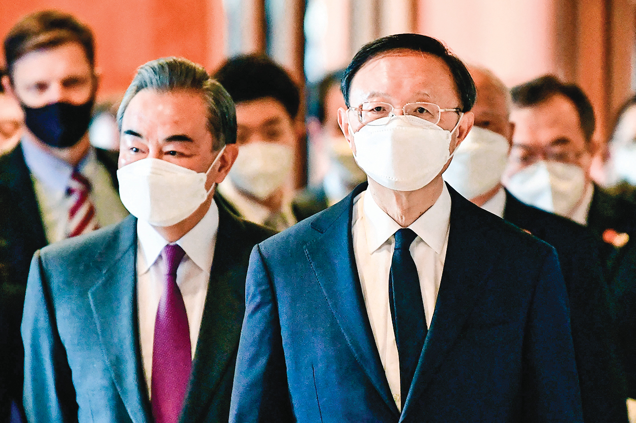王毅（左）成為外交部部長後，一直高調活動，他在全球各地的行程和公開露面的次數都超過了楊潔篪（右），可見習近平對王毅很有信心。（Getty Images）