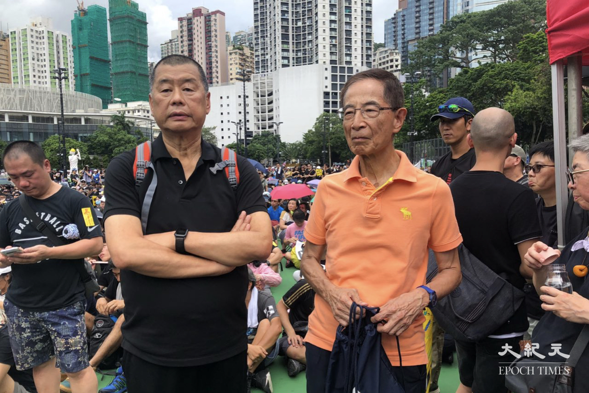 2019年8月18日，香港壹傳媒創辦人黎智英（左邊穿黑衣者）表示，香港人會做所有的事情來阻止「送中惡法」，並且要繼續往前，要堅持，直到勝利。（梁珍／大紀元）