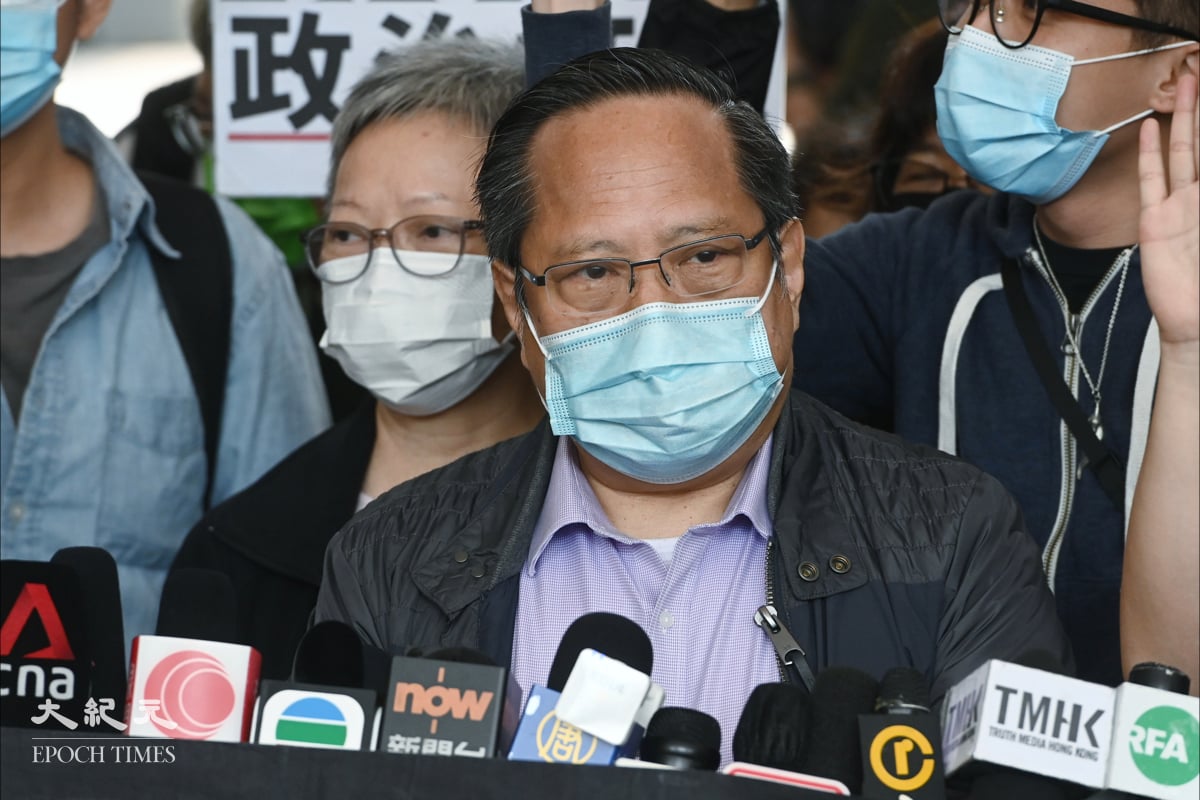 4月16日在法庭外抗議政治檢控的資深大律師、前民主黨主席、支聯會副主席何俊仁。（宋碧龍/大紀元）