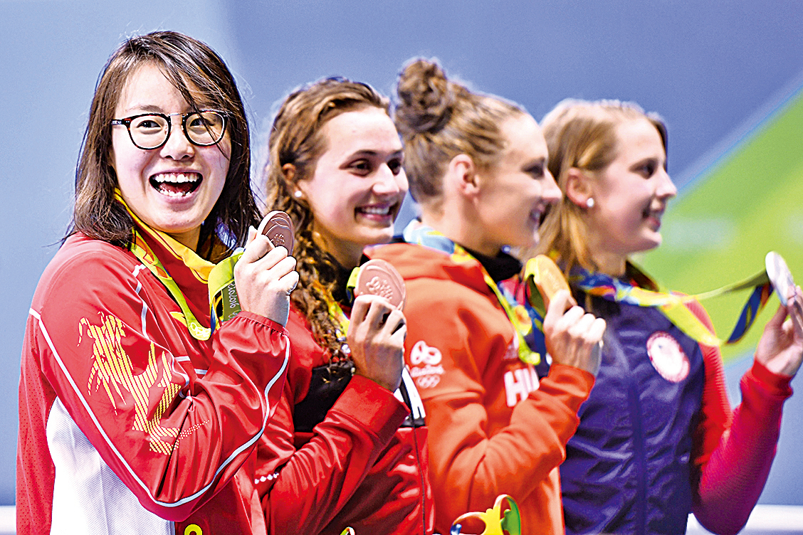 奪得里約奧運銅牌的傅園慧（左一）表示，她用盡「洪荒之力」完成了比賽。（Getty Images）