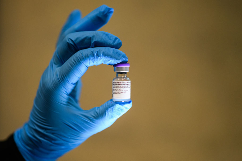 兩名男子19日接種第一劑復必泰疫苗後分別失去知覺及腦癇發作，被送院後要留院觀察。（Leon Neal/Getty Images）