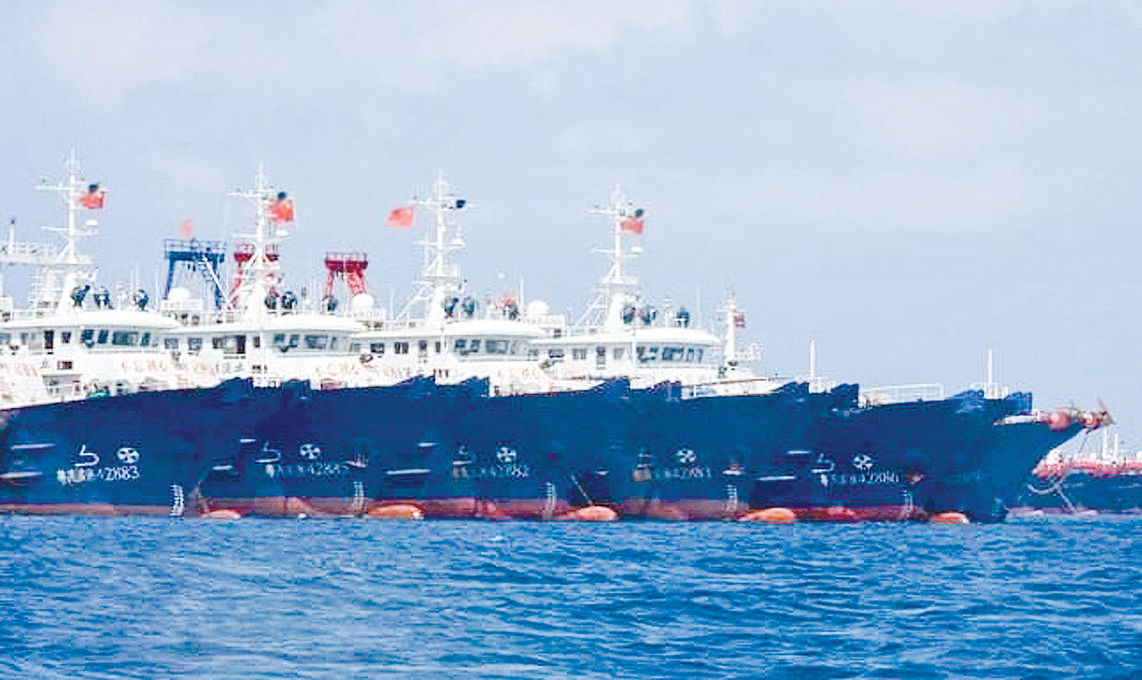 3月22日，中國200多艘船隻集結在南海菲律賓海域的牛軛礁附近。（AFP）