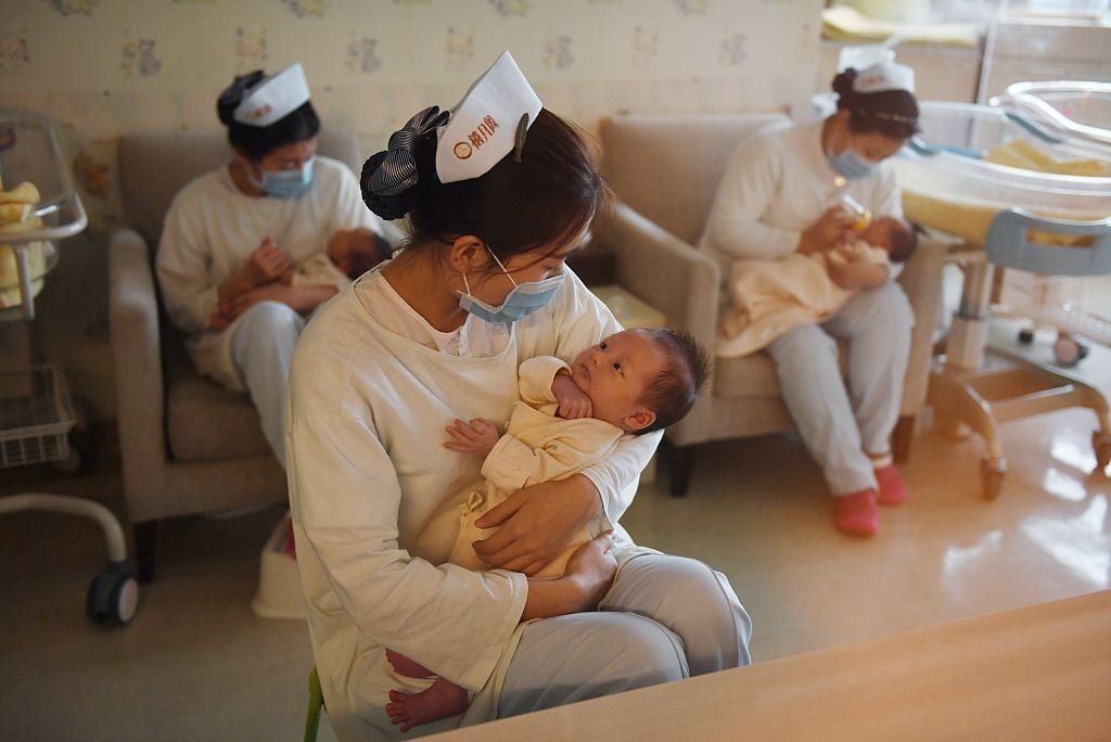 中國人口老齡化加劇，出生人口銳減。中共央行近日罕見發表論文，呼籲全面放開和鼓勵生育。圖為中國北京一母嬰護理中心。（GREG BAKER/AFP via Getty Images）