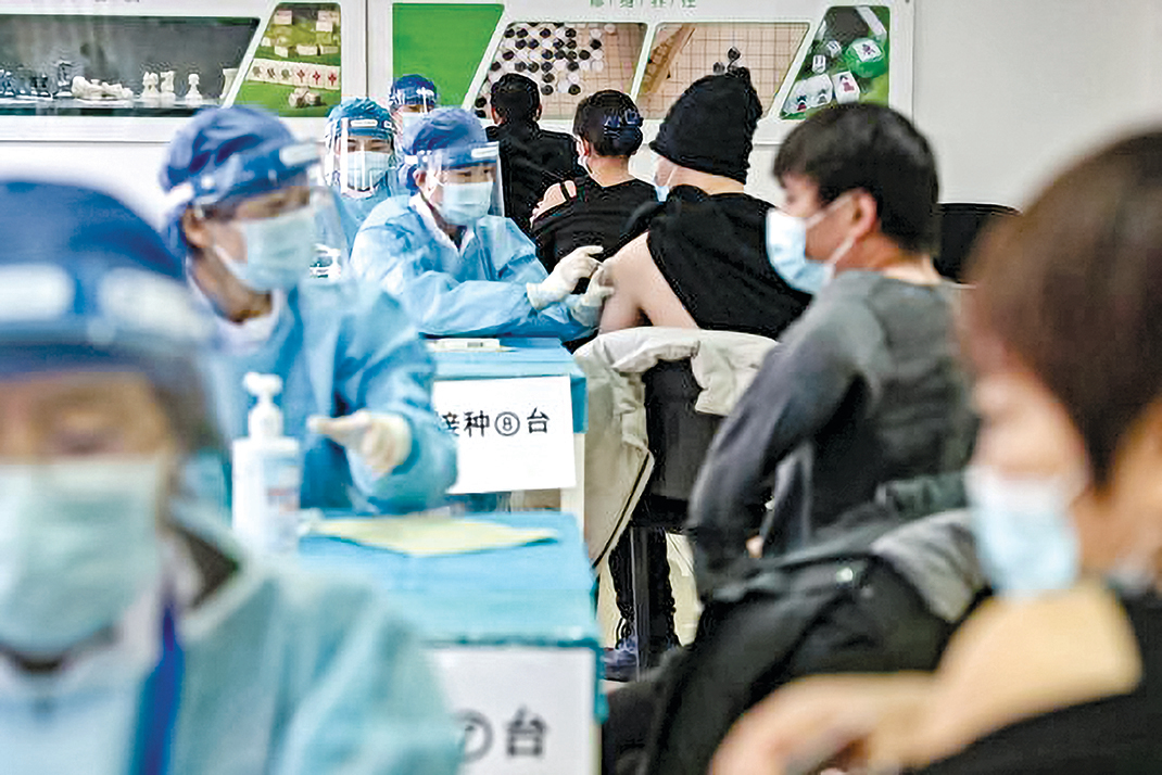 2021年1月8日，民眾在北京的臨時疫苗接種中心接種中共病毒疫苗。（Getty Images）