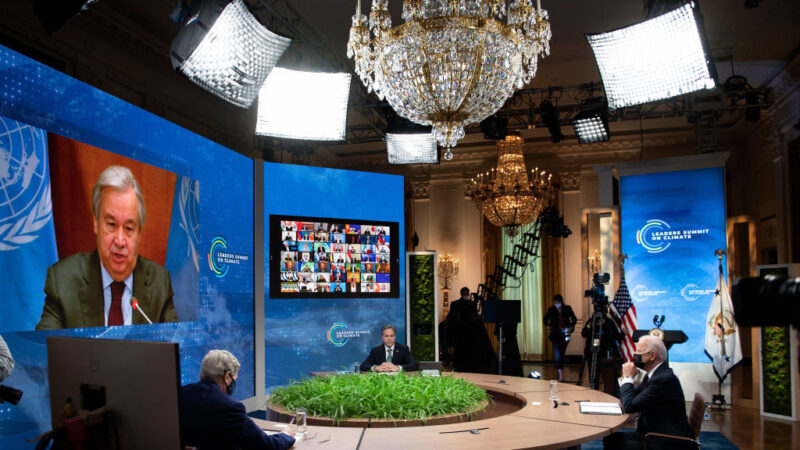 4月22日，美國氣候特使克里、國務卿布林肯和總統拜登參加各國領導人視頻氣候峰會。聯合國祕書長古特雷斯在講話。（Brendan Smialowski/AFP via Getty Images）