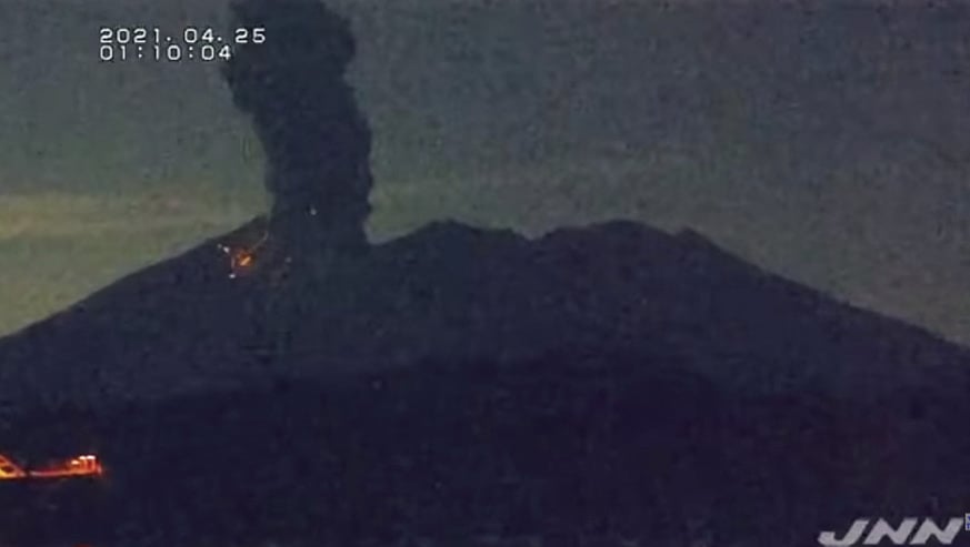 4月25日，日本鹿兒島市櫻島南岳山頂火山口，發生爆裂式噴發，噴煙高度達2,300公尺。(視頻截圖)