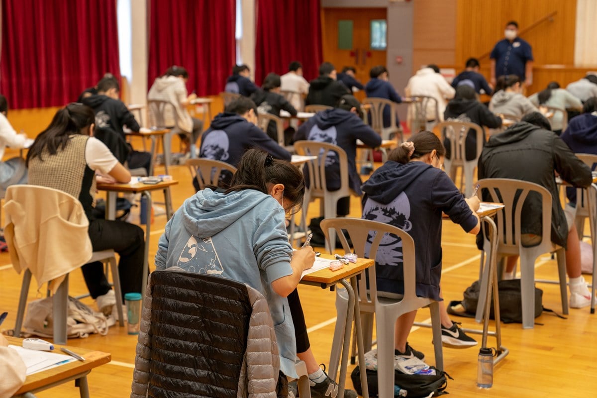 消息稱，2022年中學文憑試（DSE）筆試將爭取如期於4月底開考。圖為2021年中學文憑試（DSE）通識科試場。（考評局提供）