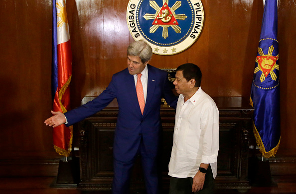 菲律賓總統杜特爾特Rodrigo Duterte (右) 7月27日在馬尼拉會見來訪的美國國務卿克里（左）。（AARON FAVILA/AFP/Getty Images）