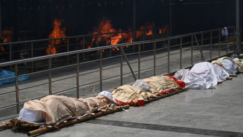 4月28日，印度新德里火葬場，成排的屍體等候火化。（MONEY SHARMA／AFP via Getty Images）