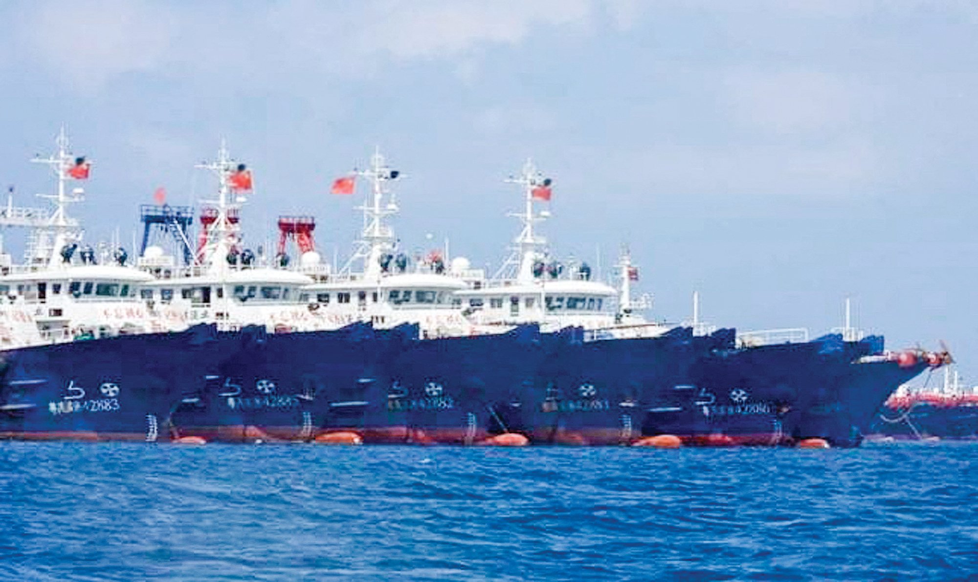 中共集結三百多艘船隻停留在南海牛軛礁附近，卻不去捕魚。這些型號類似的海上民兵船應帶有自動武器，船體也經過加固，實際歸中共海軍管轄。（Philippine Coast Guard Handout/AFP）