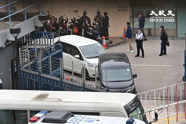 12港人案中有8人3月底分批由深圳返回香港，圖為第二批駛入警署的、載有相關人士的車輛。（宋碧龍／大紀元）