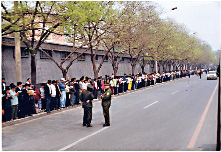 1999 年 4 月 25 日，萬名法輪功學員在北京上訪的歷史圖片。人數雖多，但非常自律、安靜平和，他們只是想向政府反映法輪功的實際情況。（明慧網）