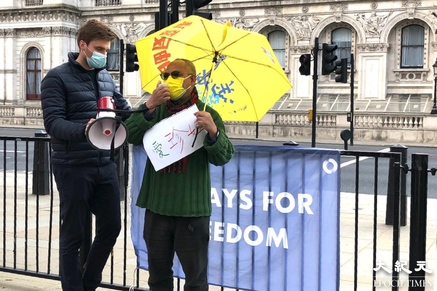英國當地時間4月30日，居英港人在倫敦唐寧街10號對面舉行抗議活動，要求民主國家團结起來守護自由，並與為民主自由抗爭的香港人站在一起，同時聲援記者梁珍。（文沁／大紀元）