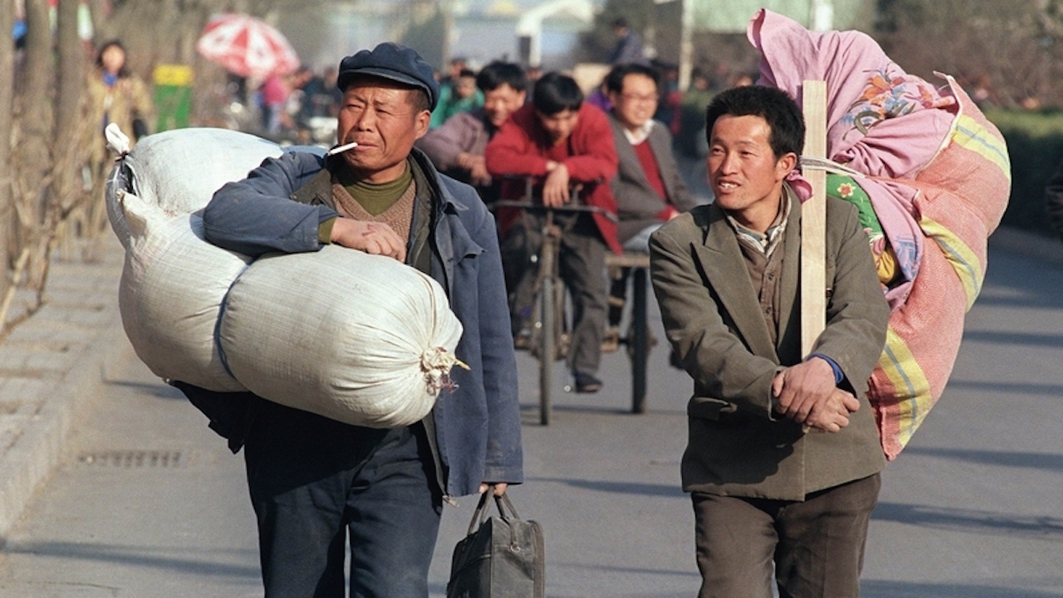 圖為外出打工的中國農民工。（AFP）