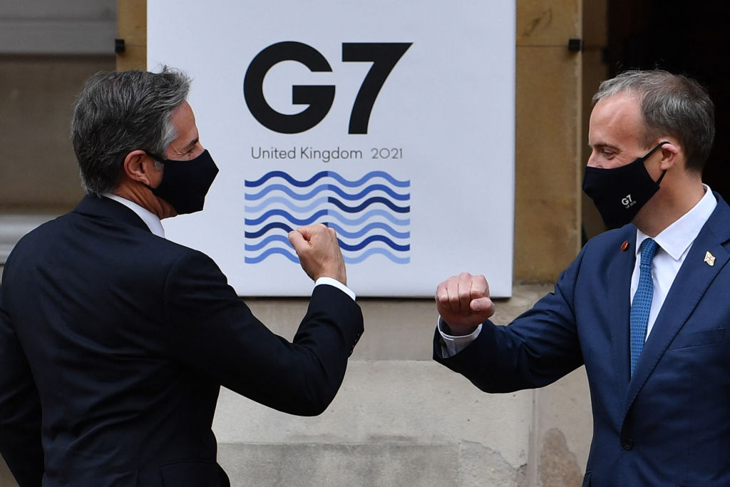 G7（七大工業國組織）外長會議於5月3日在英國倫敦舉行，英國外相藍韜文（右）與美國國務卿布林肯（左）先行會面。（BEN STANSALL/POOL/AFP via Getty Images）