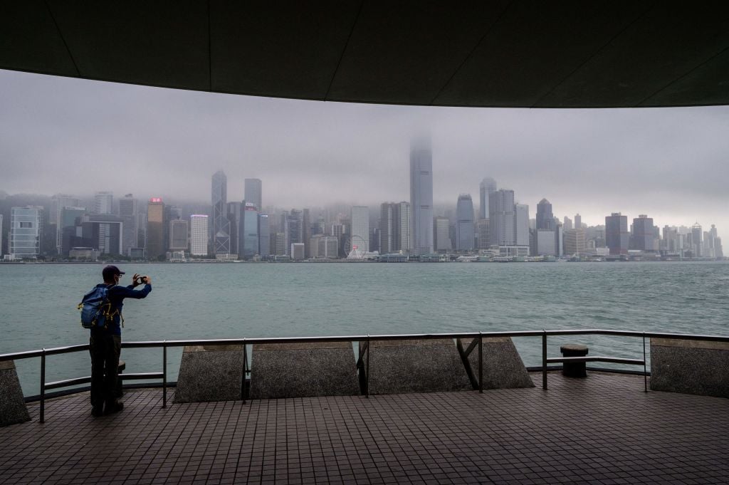 有銀行投資家表示香港地產商在「公私合營」之前，已經搶先一步把財富轉移至外國。（ANTHONY WALLACE/AFP via Getty Images）