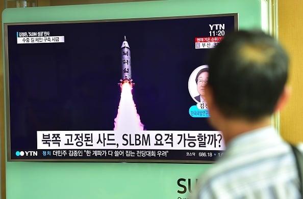 圖為北韓平壤當局今年8月25日宣稱潛射彈道導彈SLBM試射成功的新聞片段。（JUNG YEON-JE/AFP/Getty Images）