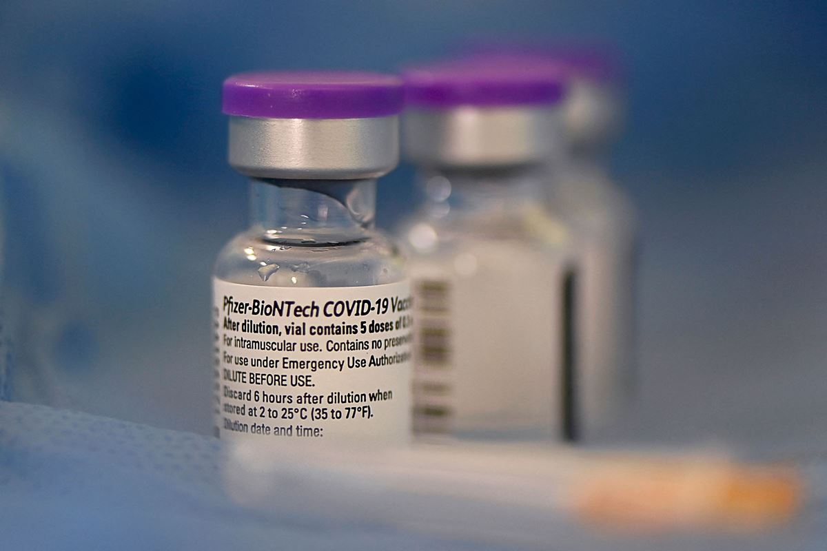 一名46歲男子於4月27日接種第二劑復必泰（BioNTech）疫苗，8日後離世。（LUIS ACOSTA/AFP via Getty Images）