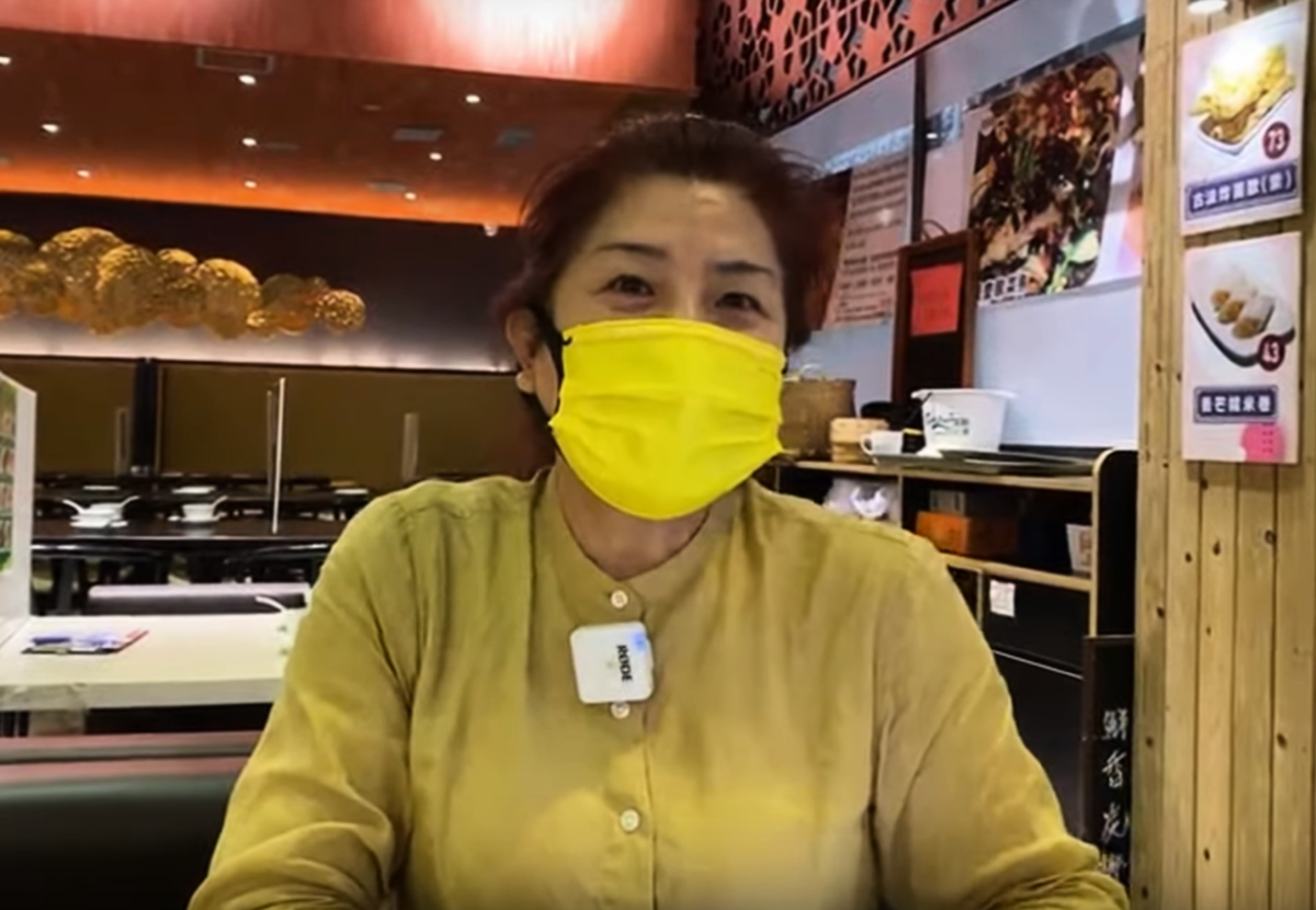 黃店「徐記廚房」老闆娘徐媽媽指，現在香港出現「大字報」攻擊，感到很不安全。（網路截圖）