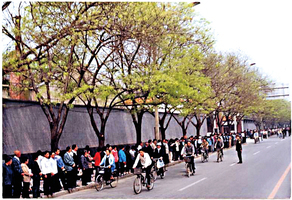 參加北京4.25 萬人和平上訪 的一家人