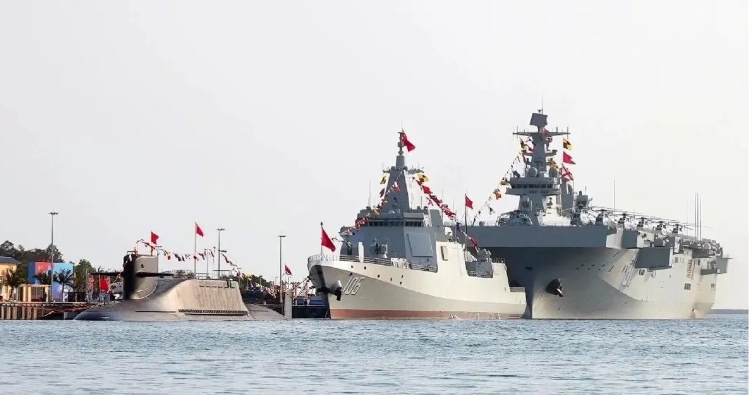 2021年4月23日，中共海軍3艘主力艦艇同日入列，極為罕有。圖中左為升級版的094型戰略核潛艇「長征18」，中間為055型萬噸驅逐艦大連艦，右為075型兩棲攻擊艦海南艦。（網絡圖片）