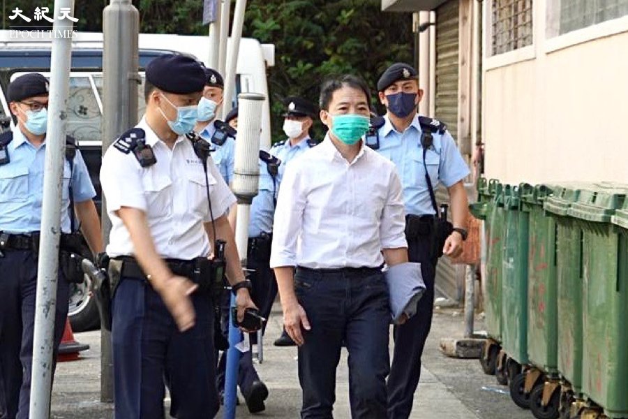 民主黨前主席胡志偉8日早上，在警方押送下抵達鑽石山殯儀館，參加父親喪禮。（余鋼/大紀元）
