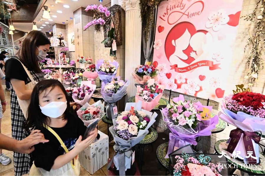 【圖片新聞】感恩母親節 市民到旺角花墟買花送母親