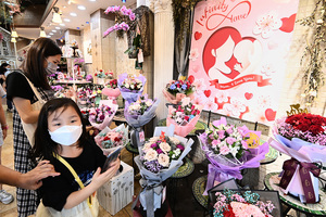 【圖片新聞】市民旺角花墟買花慶母親節