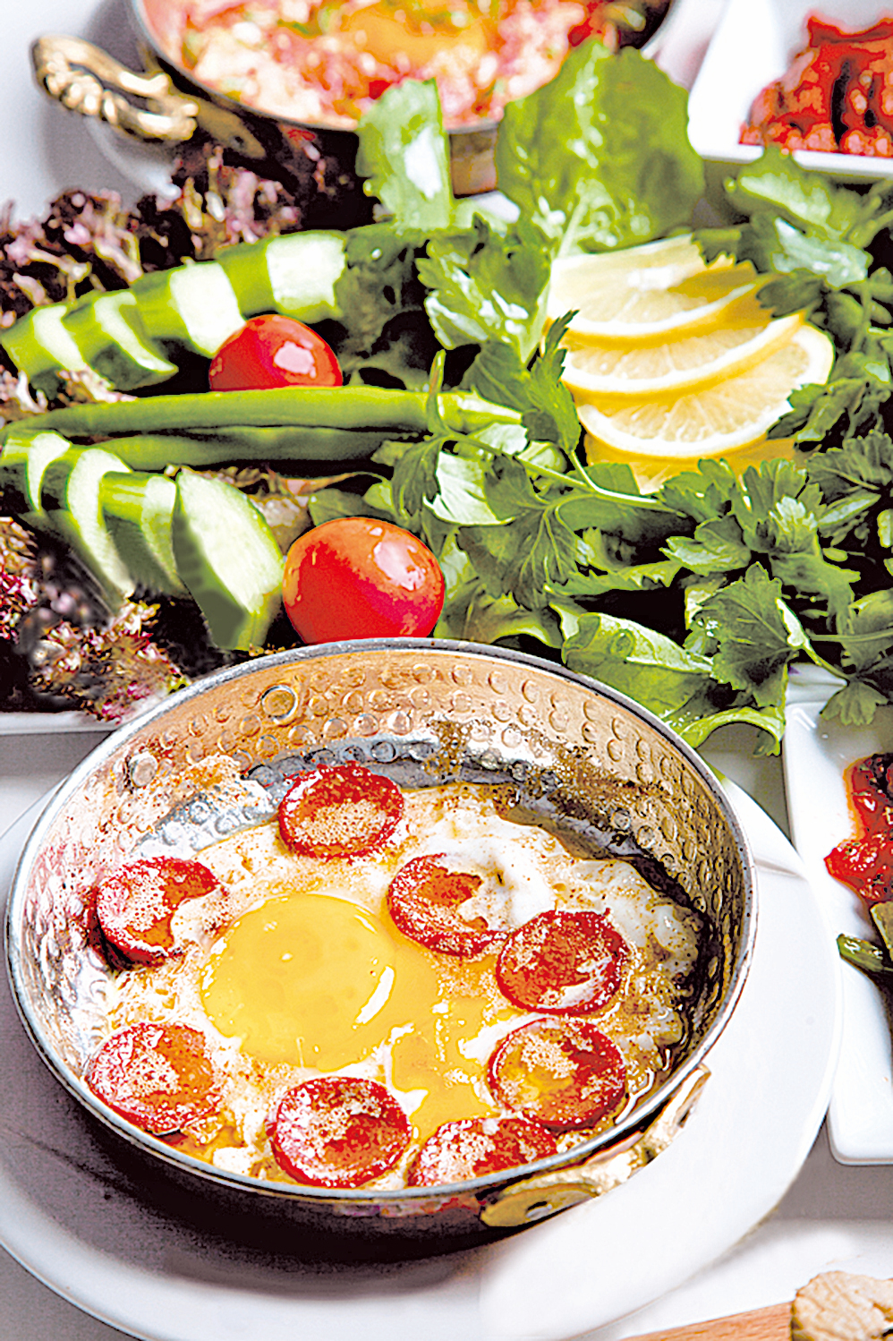 土耳其早餐中不可缺少的香腸煎蛋。