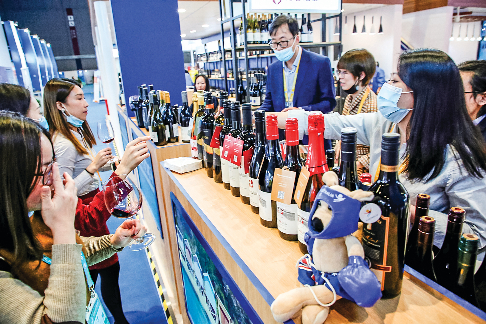 圖為2020年11月5日，參觀者在上海第三屆進口展上品嚐澳洲紅酒。澳洲指責中共隱瞞疫情後，中共限制了澳洲紅酒、大麥、牛肉、龍蝦和煤炭等進口。（STR/AFP via Getty Images）
