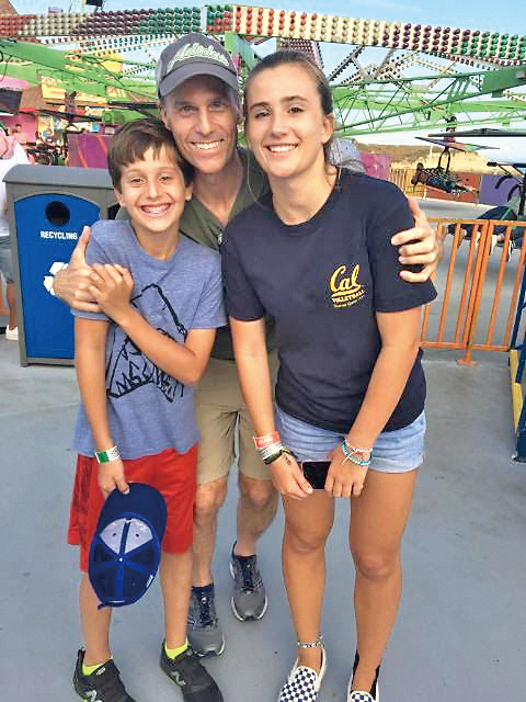 史考特和他的兒子和女兒在一起。攝於2019年。（明慧網）