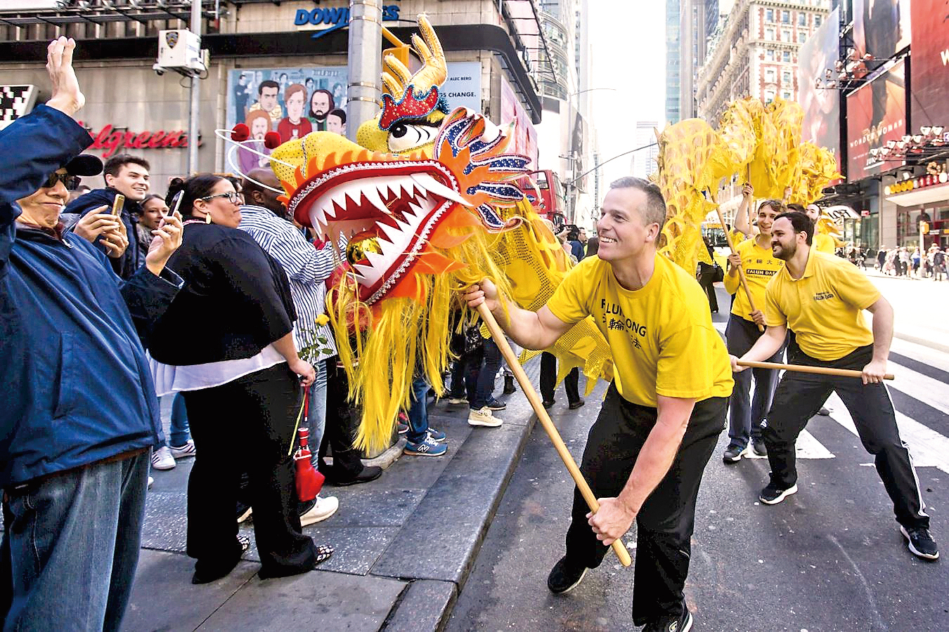 史考特參加紐約市中國城遊行，擔任西人舞龍隊的龍頭手。攝於2017年。（明慧網）