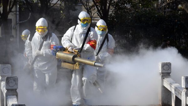 安徽省防疫人員正在噴灑消毒劑。（STR/AFP via Getty Images)