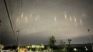 光柱群懸浮在日本夜空 外星人入侵地球？【影片】