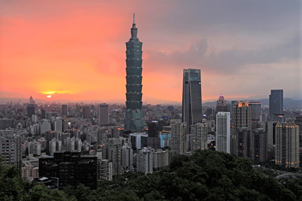 台灣近來出現一系列突發狀況，根據過去國共經歷對應目前的種種跡象，有評論認為，很可能是中共正在向台灣實施超限戰。圖為台北101超高大樓景觀。(Daniel SHIH/AFP)