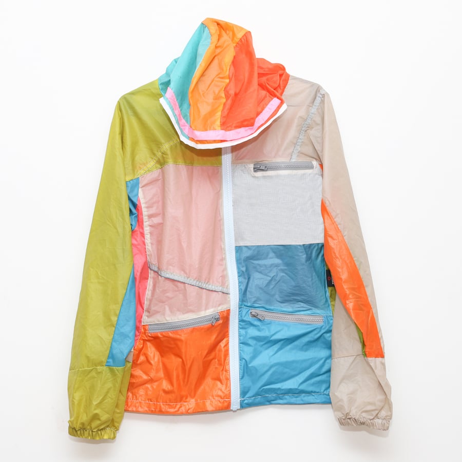Baumm品牌選用被棄置的降落傘布料製作成風衣。（公關提供）