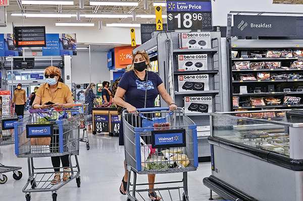 佛羅里達州一家沃爾瑪超市裏的購物者。（Getty Images）
