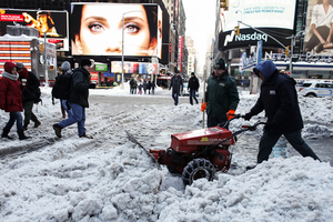 組圖:暴雪後 美東民眾把城市從深雪中鏟出