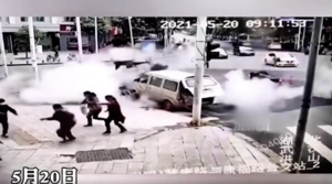 【現場影片】武漢路面爆炸路人被炸飛 多人受傷