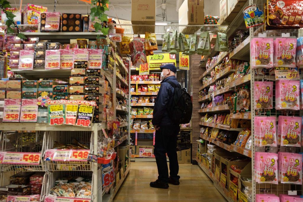 日本昨（5月21日）公佈消費者物價指數，4月按年錄得通縮0.5%。（YUKI IWAMURA/AFP via Getty Images）