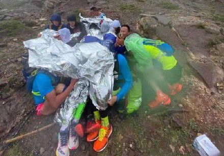 5月22日，甘肅白銀「黃河石林山地馬拉松百公里越野賽」開賽，因遭遇低溫狂風暴雨等極端天氣，多名選手失溫被困賽道，截至目前至少已導致21人死亡。（網絡圖片）