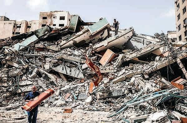 5月21日，哈馬斯藏身其中的巴勒斯坦加沙地區大樓（美聯社也在該樓辦公）被以色列定點轟炸清除後，留下一片廢墟。（AFP）
