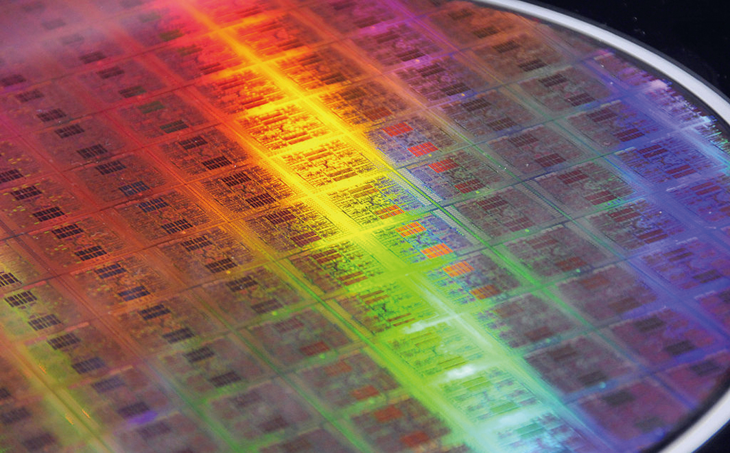 圖為2009年5月14日，日本電腦巨頭富士通公司在東京發佈搭載世界上最快的CPU芯片「Venus」的300nm芯片。(Getty Images)
